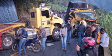 ¡Colapso total en la vía Ibagué – Cajamarca! Choque múltiple paraliza el corredor vial