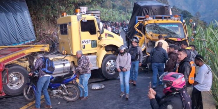 ¡Colapso total en la vía Ibagué – Cajamarca! Choque múltiple paraliza el corredor vial