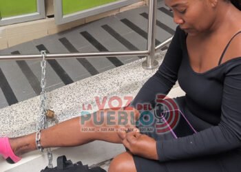 Drama en vivo: mujer se encadena en IPS tras años de espera