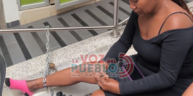 Drama en vivo: mujer se encadena en IPS tras años de espera