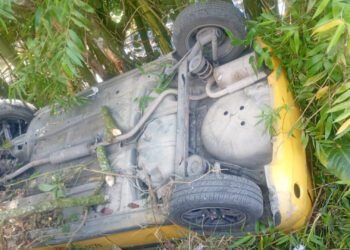 Accidente de tránsito en Boquerón deja taxista atrapado tras volcamiento