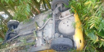 Accidente de tránsito en Boquerón deja taxista atrapado tras volcamiento