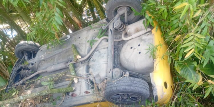 Accidente de tránsito en Boquerón deja taxista atrapado tras volcamiento