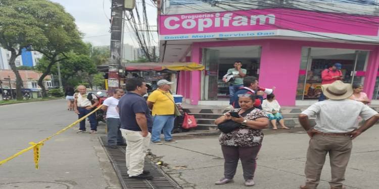 Habitantes del barrio La Gaviota protestan por falta de medidas viales y advierten posible cierre de la avenida Ambalá