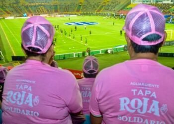 Tapa Roja Solidario llevó a 100 madres sustitutas a vivir la emoción del fútbol.