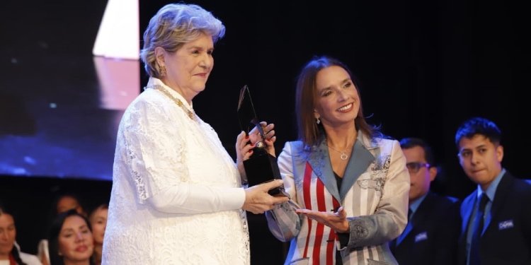 Doris Morera de Castro recibe mención especial “Una vida dedicada al arte” en el 37° Premio Cafam a la Mujer