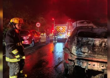 Incendio vehicular fue atendido por Bomberos en la vía a El Salado