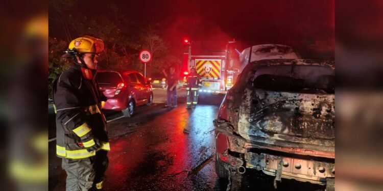 Incendio vehicular fue atendido por Bomberos en la vía a El Salado