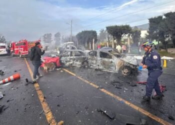 ¡Tragedia en segundos! Camión sin frenos arrasó fila en peaje y terminó en explosión