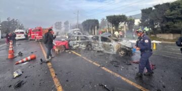 ¡Tragedia en segundos! Camión sin frenos arrasó fila en peaje y terminó en explosión