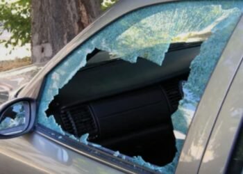 ¡Homicidio! Balean a conductor dentro de su carro