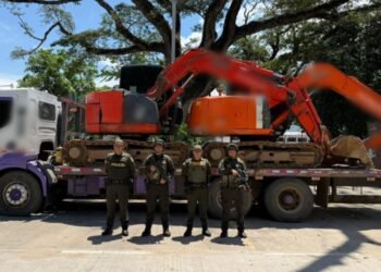 ¡Golpe en la vía! Retienen retroexcavadoras que movilizaban por Ataco