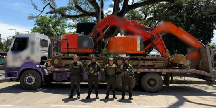 ¡Golpe en la vía! Retienen retroexcavadoras que movilizaban por Ataco