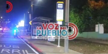 ¡Batalla campal frente al colegio San Simón! Estudiantes y hasta padres de familia se dieron golpes