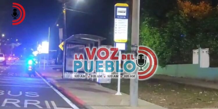 ¡Batalla campal frente al colegio San Simón! Estudiantes y hasta padres de familia se dieron golpes