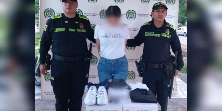 Capturan mujer por hurtar prendas de almacén en el barrio Jordán