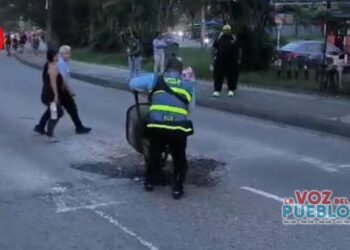 De controlar tráfico a tapar huecos: agente 009 se volvió obrero en plena vía