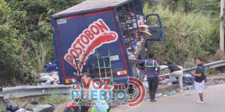 ¡Emergencia en la vía! Camión habría sufrido falla y terminó en accidente en Piedras