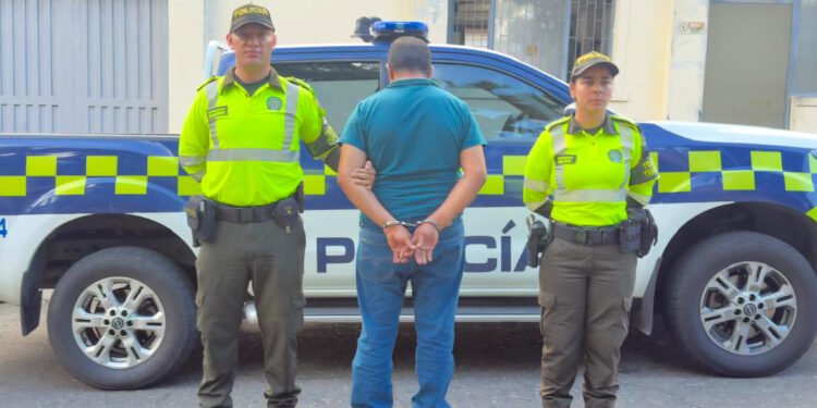 ¡Cayó ‘El Loquillo’! Lo detienen tras atacar a patrullera y le sale orden por abuso