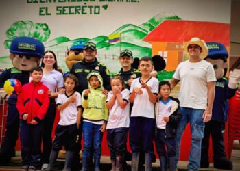 Entregan kits escolares y realizan mejoras en escuela rural