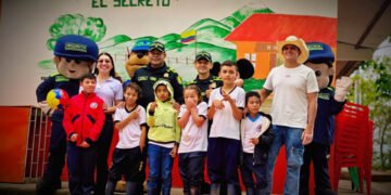 Entregan kits escolares y realizan mejoras en escuela rural