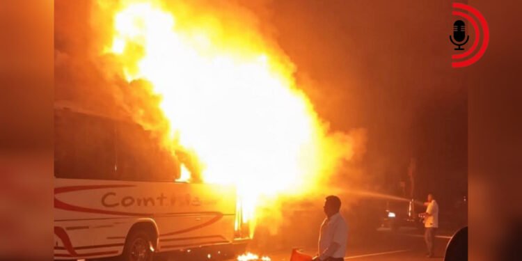 ¡Viaje terminó en tragedia! Buseta de Cointrasur ardió y dejó dos víctimas fatales