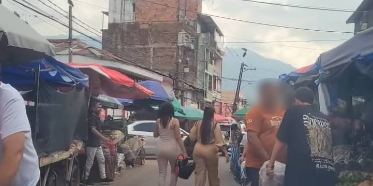 Persisten los problemas de movilidad y basuras en la Plaza de La 21