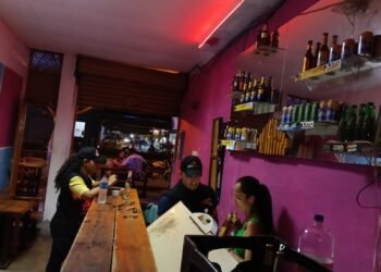 Ibagué, Purificación y Prado bajo la lupa del GOAT: tres establecimientos cerrados en ofensiva anticontrabando que golpea economía ilegal de cigarrillos y licores