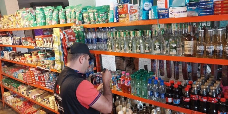 Cuatro establecimientos cerrados en Chicoral: golpe al contrabando de licor y cigarrillos en el Tolima