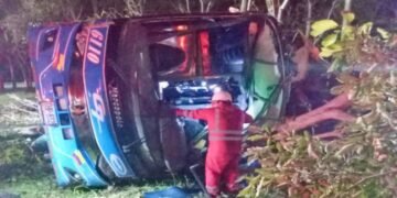 Cuerpo Oficial de Bomberos atendió emergencia de bus accidentado en la Variante de Ibagué