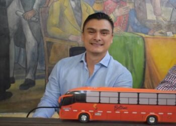 Concejal Carlos Beltrán plantea regulación nacional para transporte informal y pide priorizar el diálogo con taxistas