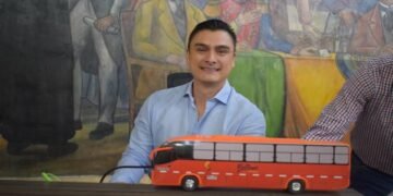 Concejal Carlos Beltrán plantea regulación nacional para transporte informal y pide priorizar el diálogo con taxistas