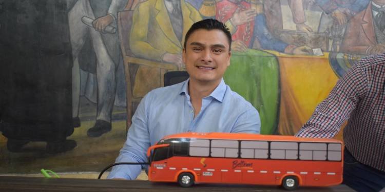 Concejal Carlos Beltrán plantea regulación nacional para transporte informal y pide priorizar el diálogo con taxistas