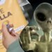 Mitos y creencias frenan vacunación contra la fiebre amarilla en Tolima: temen ‘chips’ y teorías ´extraterrestres´