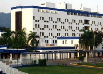 Adulto mayor lleva dos años en hospital sin reubicación y enfrenta nueva fractura