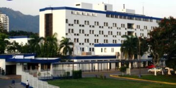 Adulto mayor lleva dos años en hospital sin reubicación y enfrenta nueva fractura