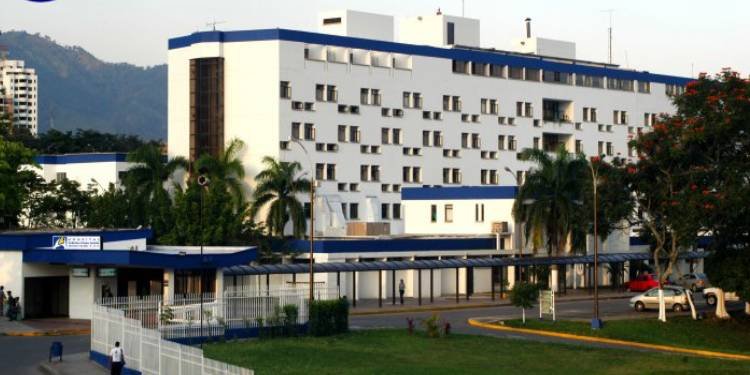 Adulto mayor lleva dos años en hospital sin reubicación y enfrenta nueva fractura