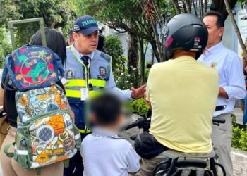 En operativo de tránsito encontraron a estudiantes movilizándose sin casco y con sobrecupo