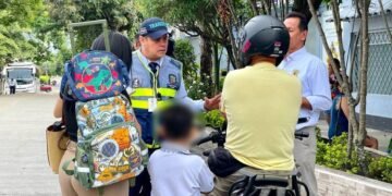 En operativo de tránsito encontraron a estudiantes movilizándose sin casco y con sobrecupo