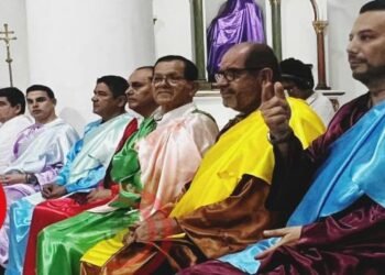 Secretarios y gerentes cambiaron sus cargos a apóstoles durante el Lavatorio de los Pies