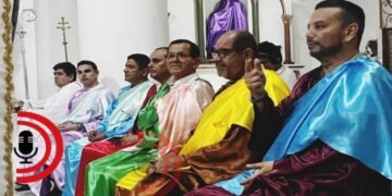 Secretarios y gerentes cambiaron sus cargos a apóstoles durante el Lavatorio de los Pies