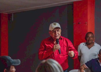 Diputado Carlos Reyes cuestiona respaldo a candidatura de Paloma Valencia y propone convención nacional