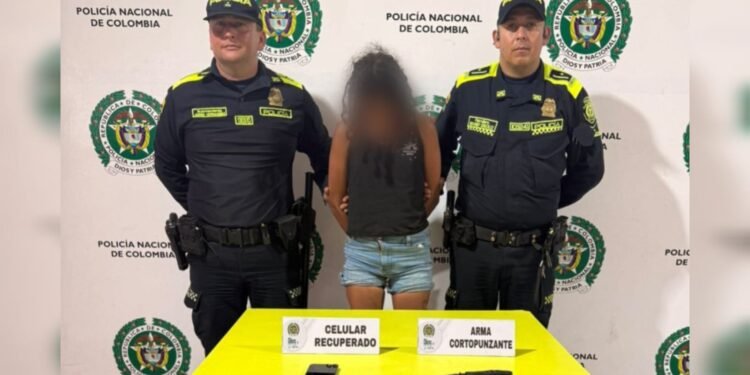 ¡Chiquita pero ladrona! Capturan una joven por robar con cuchillo celulares en Ibagué