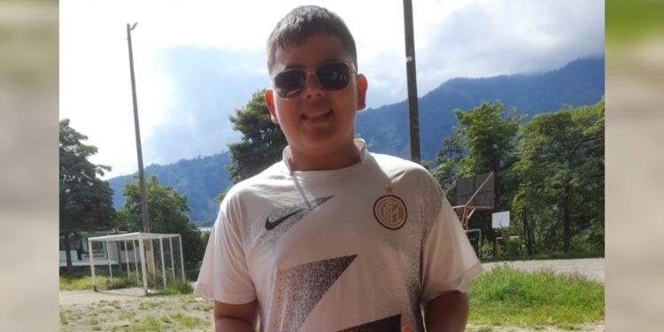 Misterio en Chapetón: Matías salió de casa y nunca llegó al colegio