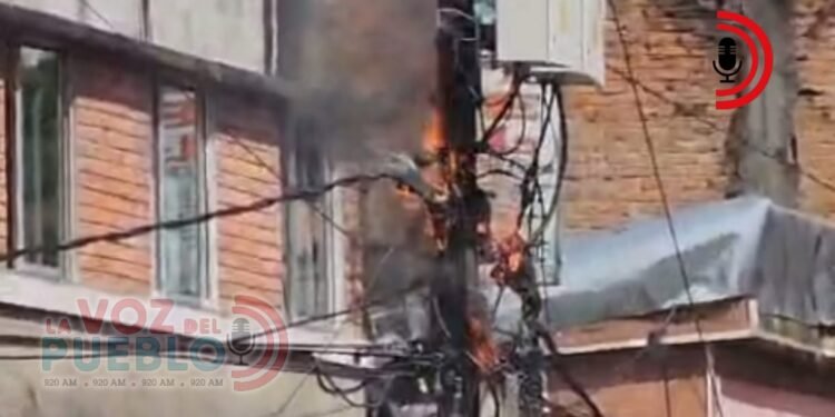 Cortocircuito en transformador generó emergencia en sector de plaza de mercado de La 21