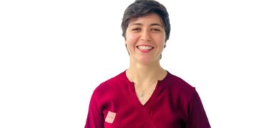Johana Charpentier, de Francia a los consultorios del hospital veterinario de la UT