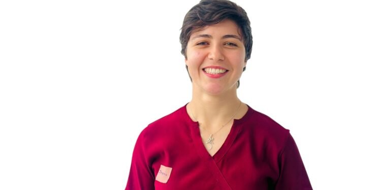 Johana Charpentier, de Francia a los consultorios del hospital veterinario de la UT