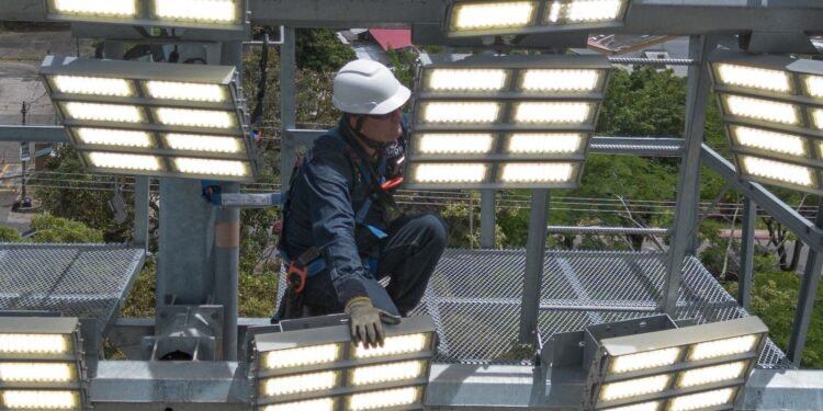 IMDRI realizó mantenimiento de luminarias en escenarios deportivos de Ibagué