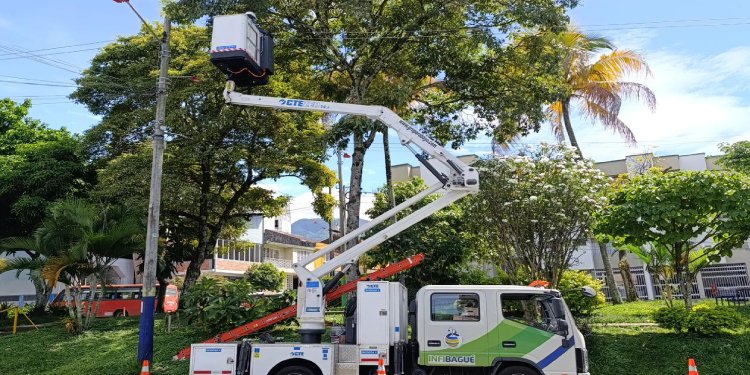 Inició modernización del alumbrado público defectuoso en la avenida Ferrocarril