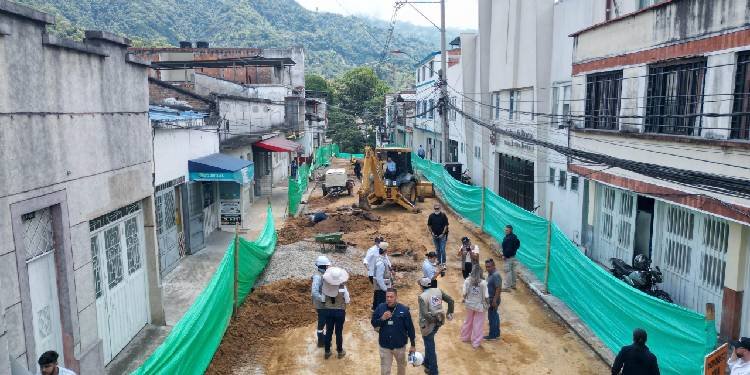 Alcaldesa Aranda recorrió obras que mejorarán cerca de 20 cuadras en la comuna 2 de Ibagué